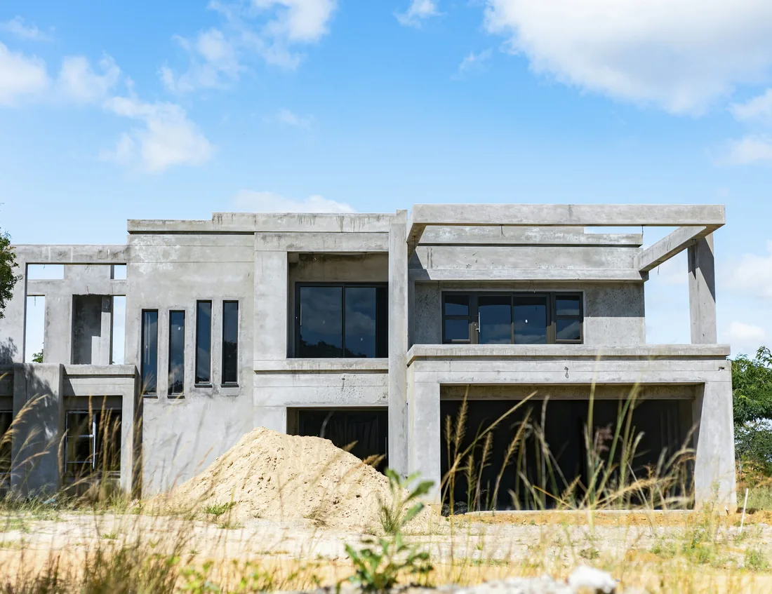 Structure en béton d’un chantier résidentiel — photographie d’illustration